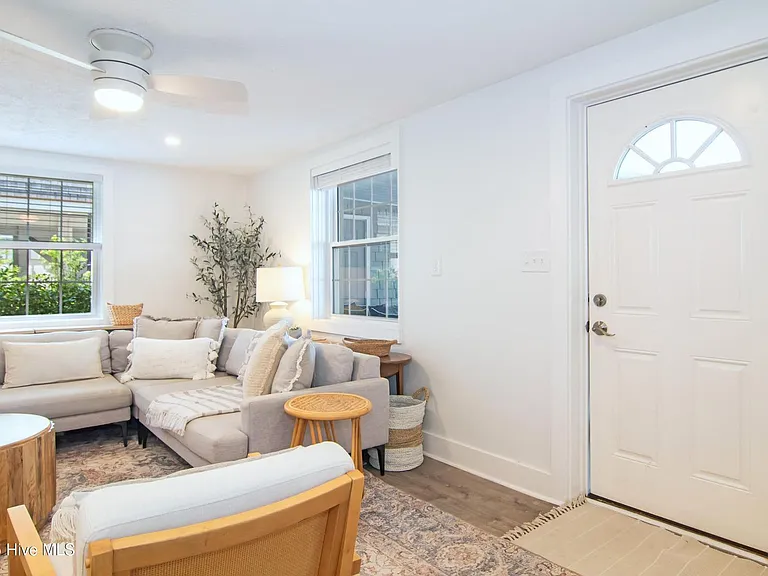 21 W Henderson St — Photo 10