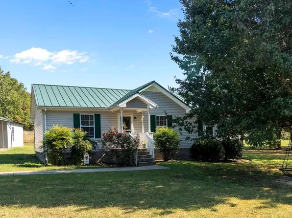 1033 Twin Creek Rd, Charlotte, TN 37036
