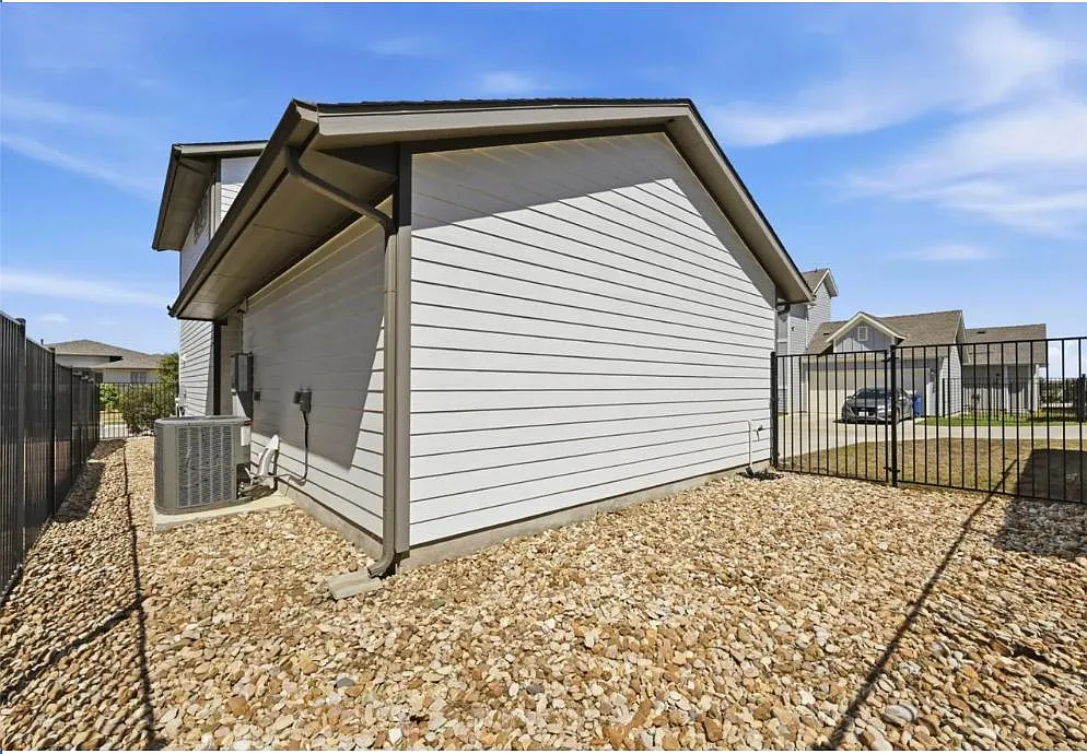 8401 Orizzonte St — Photo 2