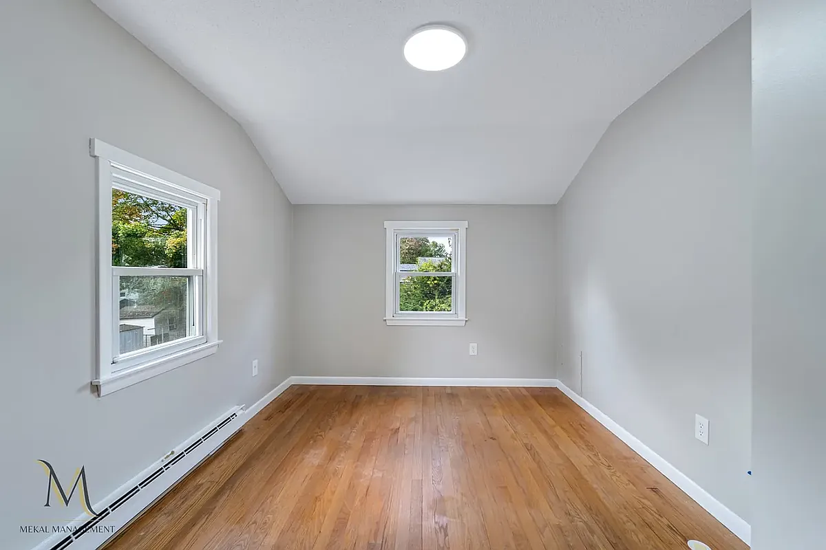 Building Photo - 98 Barnum St