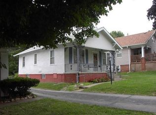 2911 Gene Field Rd, Saint Joseph, MO 64506