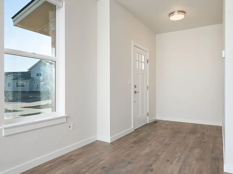 5575 Westmorland Dr — Photo 9