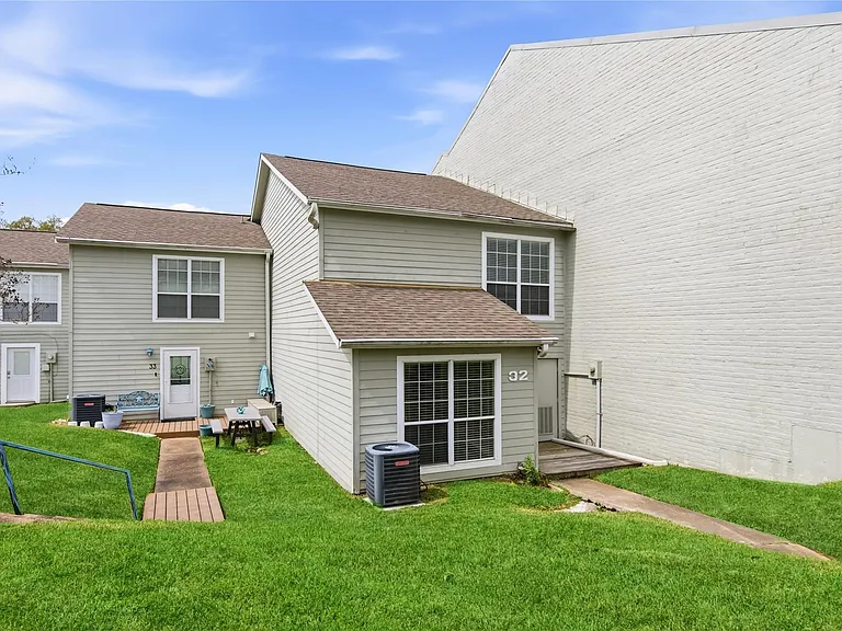 100 Edgewater Dr #32 — Photo 31