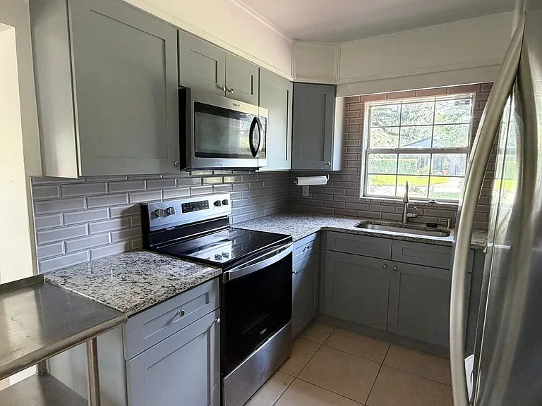 1227 Country Club Dr — Photo 5