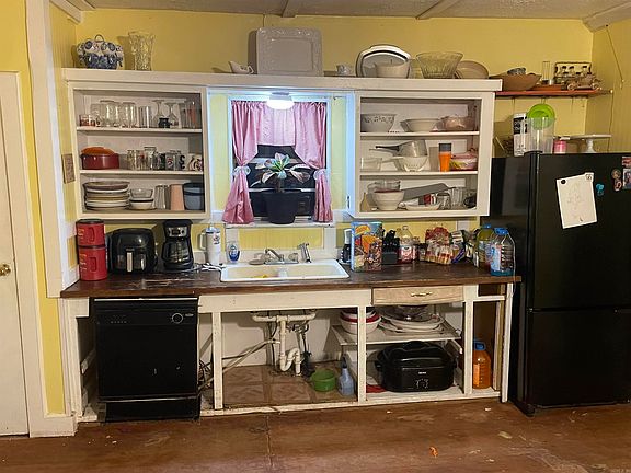 5th image of 110 Locust St