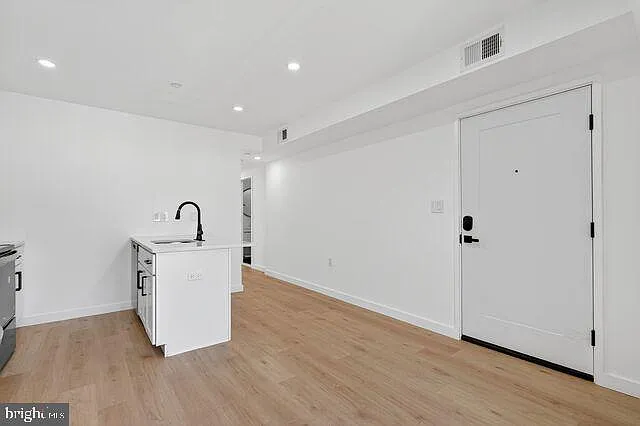 2 bed, 2.0 bath, 2800 sqft, $3,000 — Photo 3