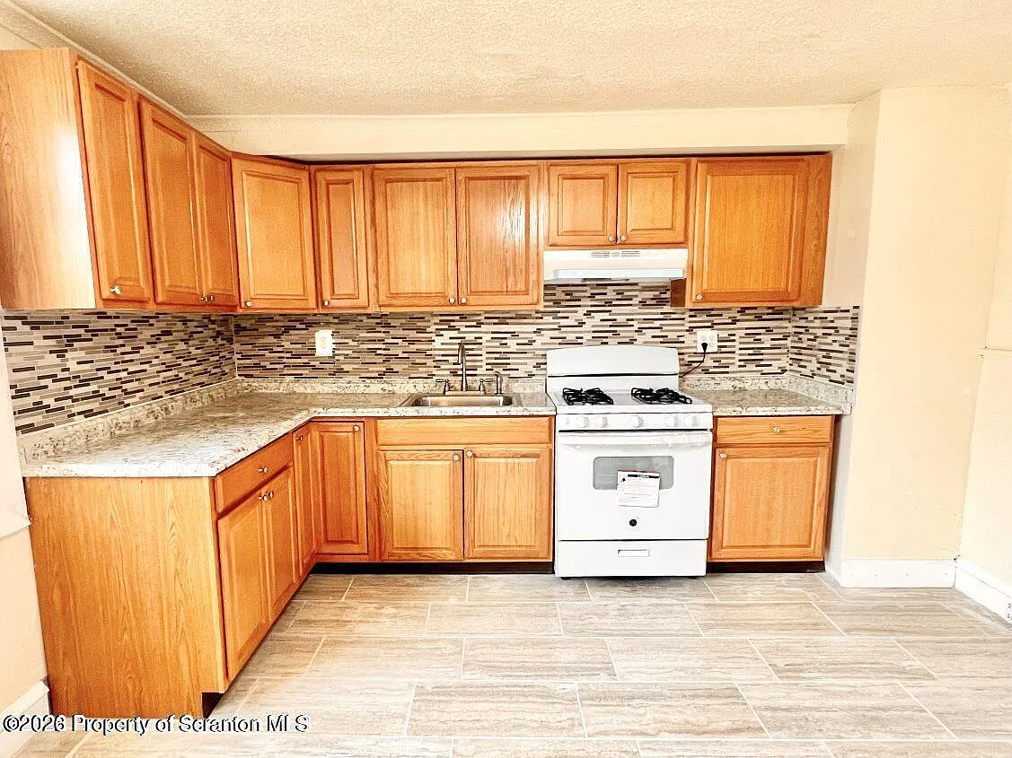3 bed, 1.0 bath, 938 sqft, $1,200 — Photo 3