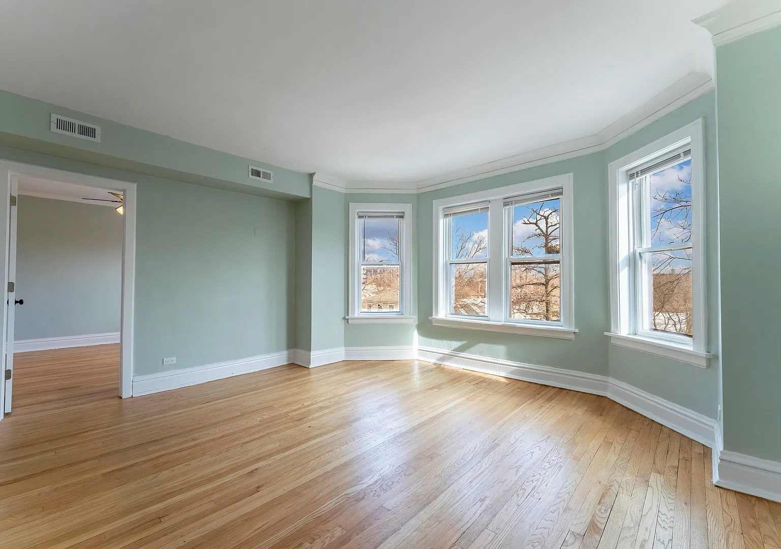 845 Lyman Ave — Photo 2