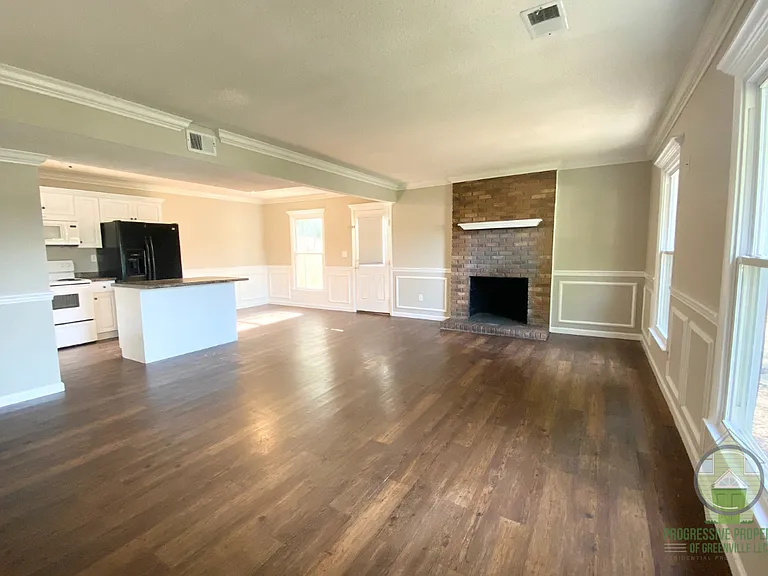 105 Osmond Dr — Photo 3