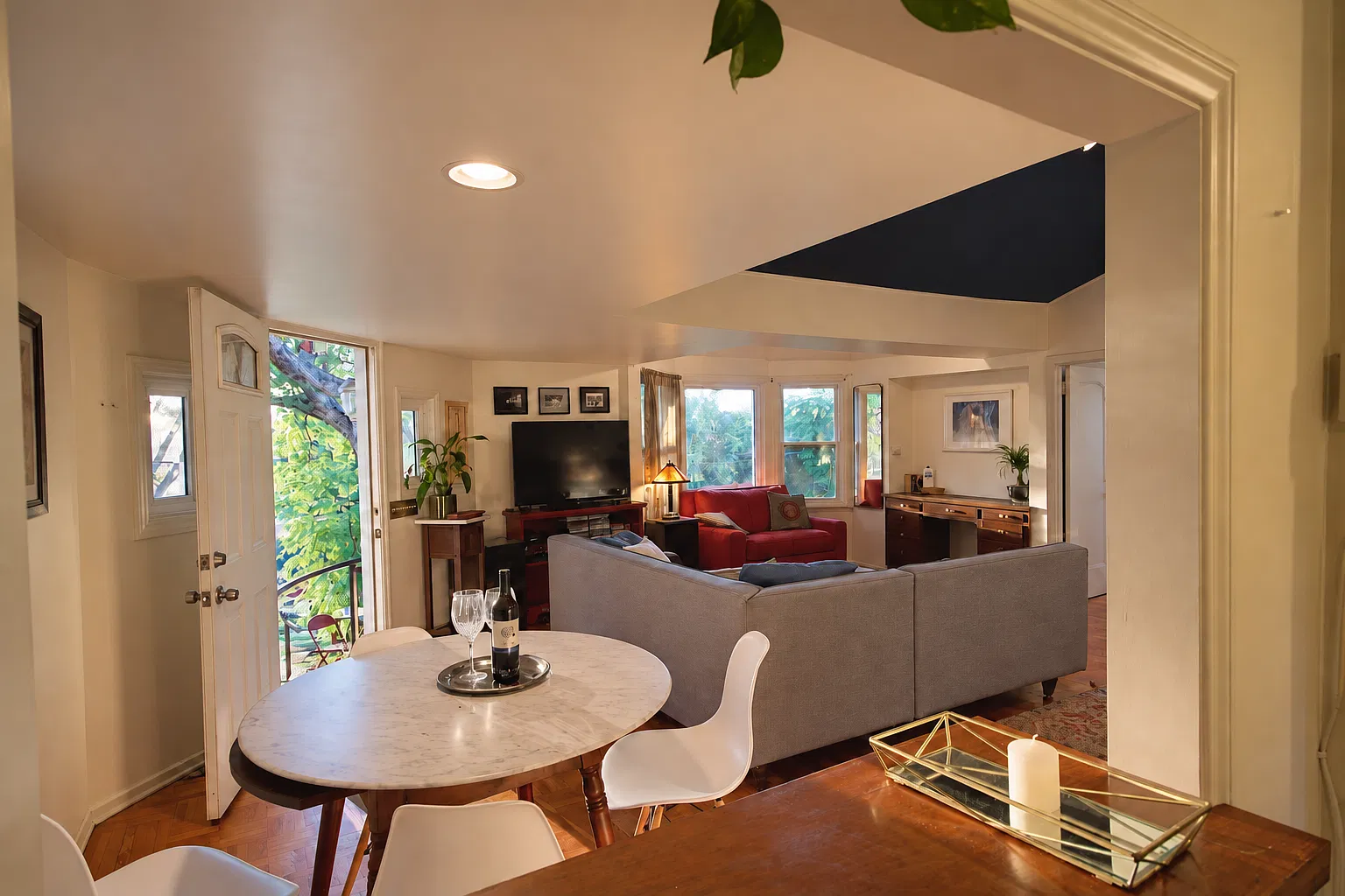 2 bed, 900 sqft, $4,700 — Photo 1