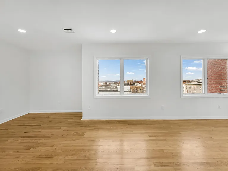 605 New York Ave #604 — Photo 4
