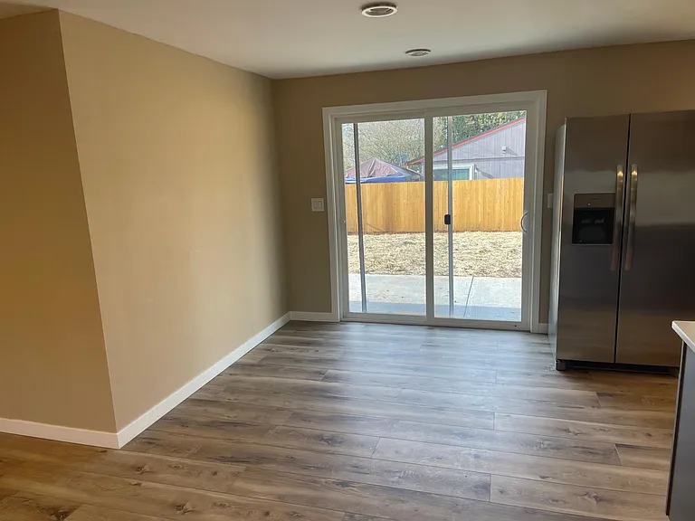 912 NE 106th Ave — Photo 3