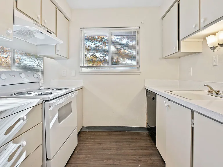 Emerald Grove Apartments — Photo 8