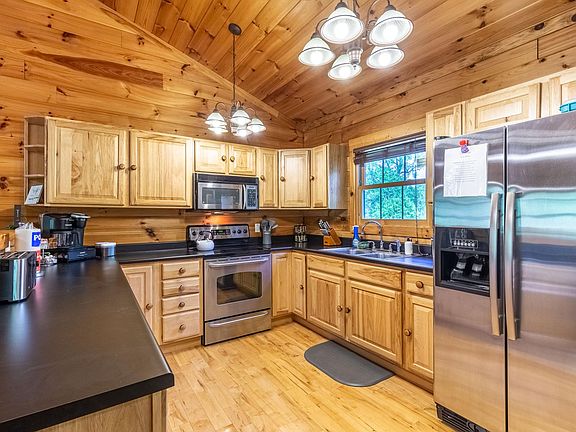 5th image of 272 Brookview Ln