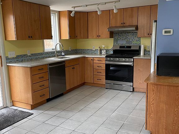 3rd image of 9 Woodchuck Ln