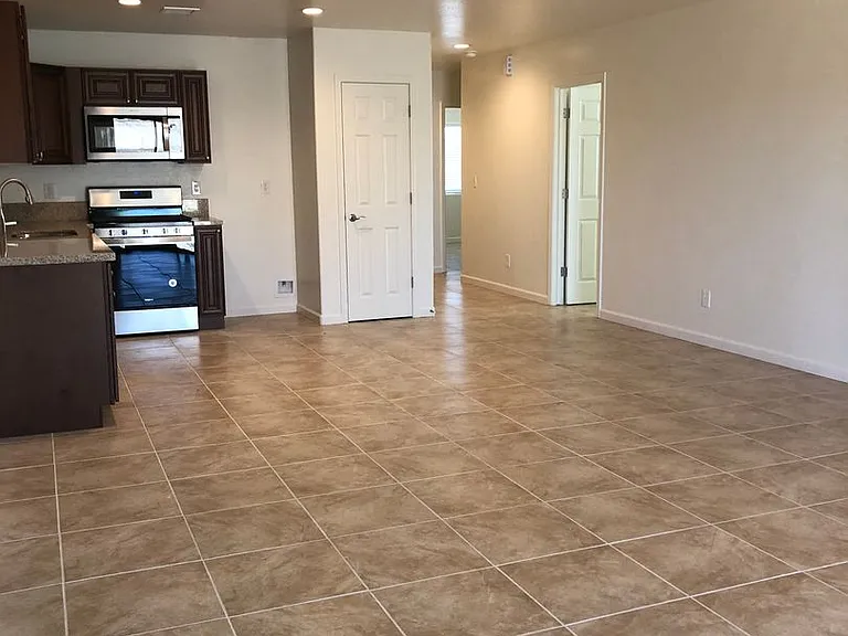 5880 N Robert Rd — Photo 10
