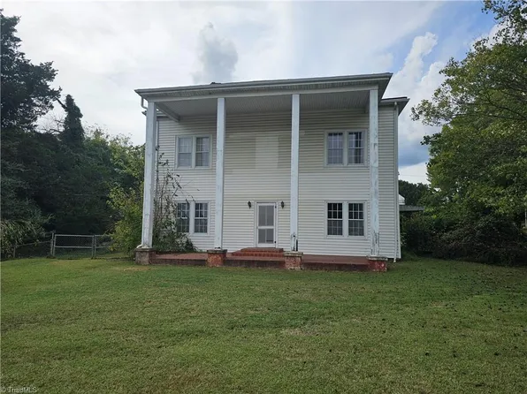 113 W Willow St, Yadkinville, NC 27055