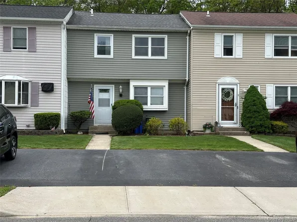 10 Shiloh Court, Coram, NY 11727