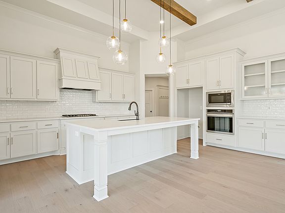 5th image of 142 NE Ambersham Dr