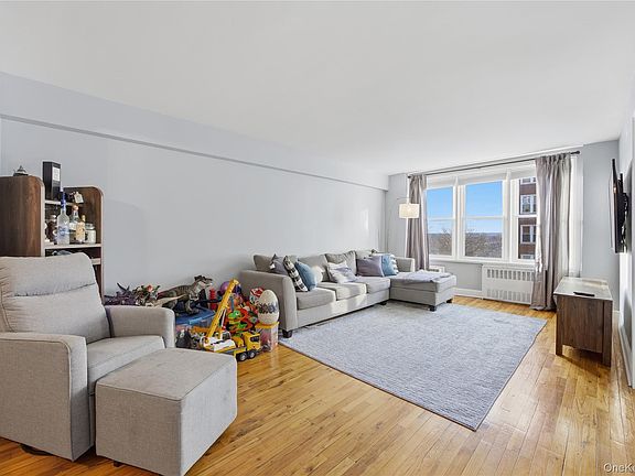 4th image of 21 Fairview Avenue #426