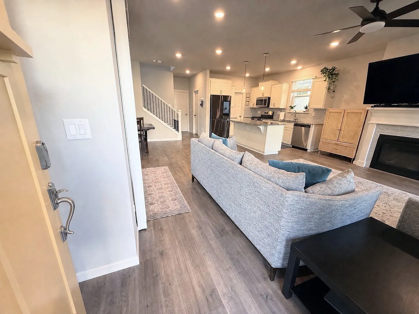 3 bed, 2.5 bath, 1894 sqft, $2,950 — Photo 2