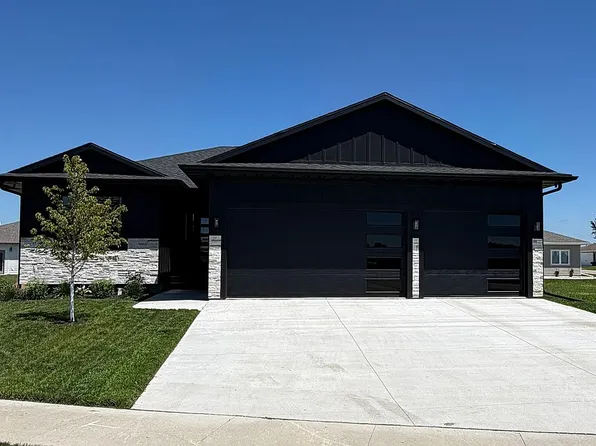 3709 Larchwood Cir, Spirit Lake, IA 51360