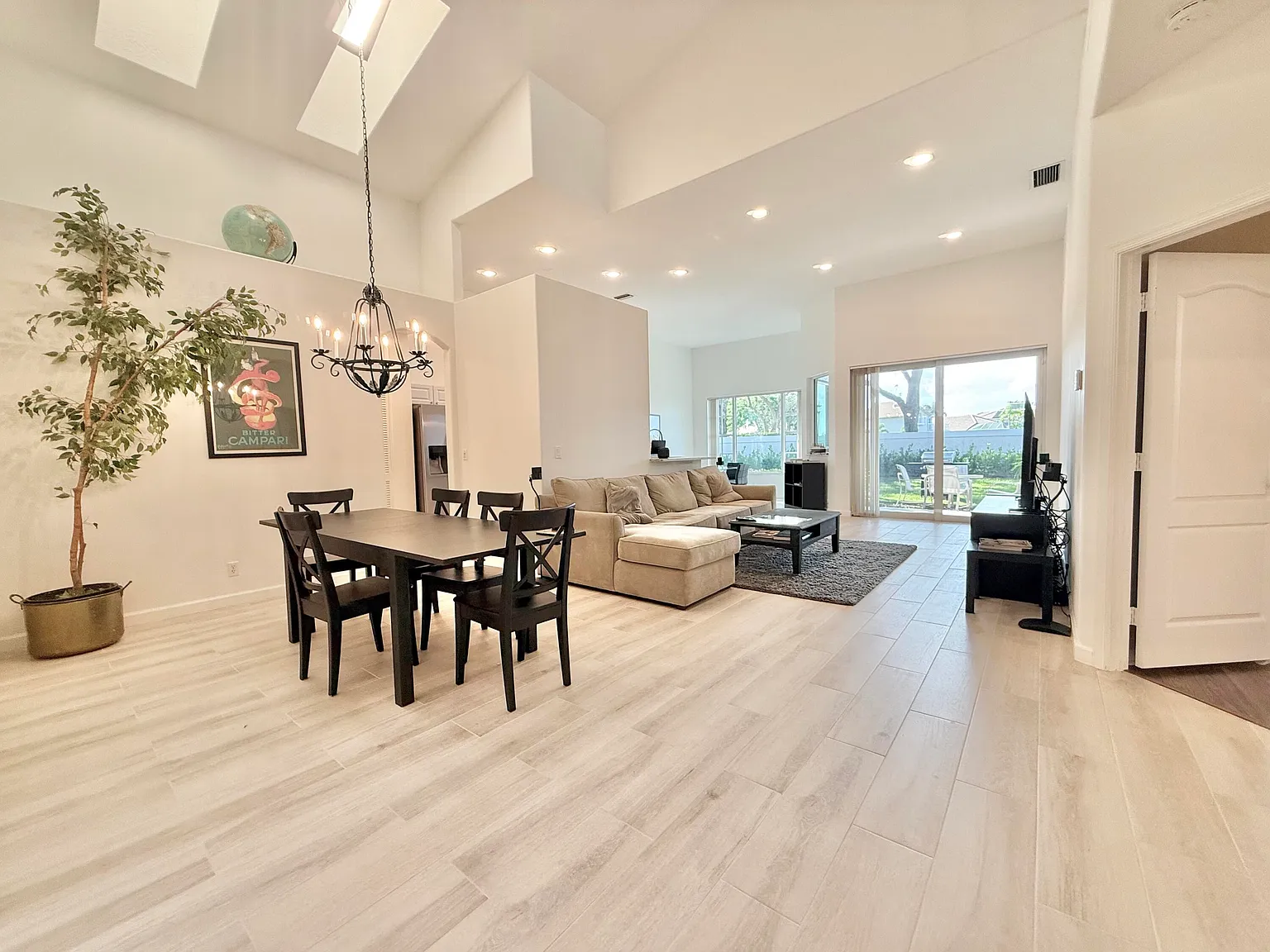 4 bed, 3.0 bath, 2652 sqft, $12,500 — Photo 2