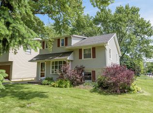 26W381 Harrison Ave, Winfield, IL 60190