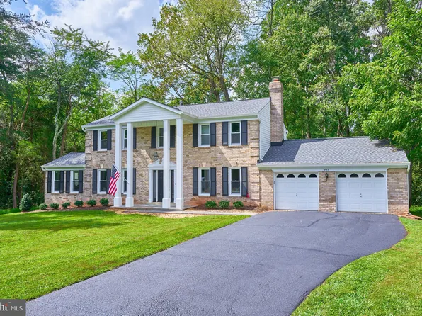 922 Rolling Holly Dr, Great Falls, VA 22066