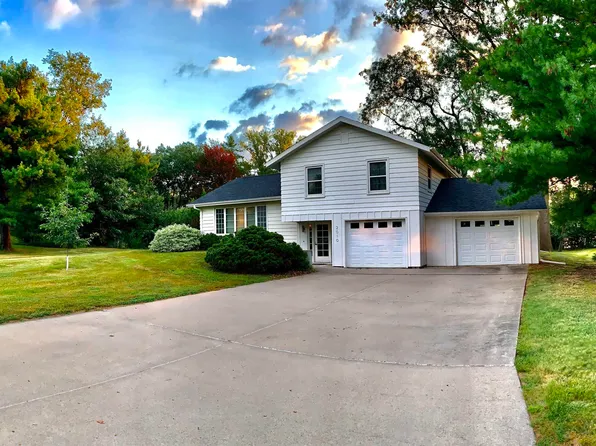 2010 Country Club Dr, Grinnell, IA 50112