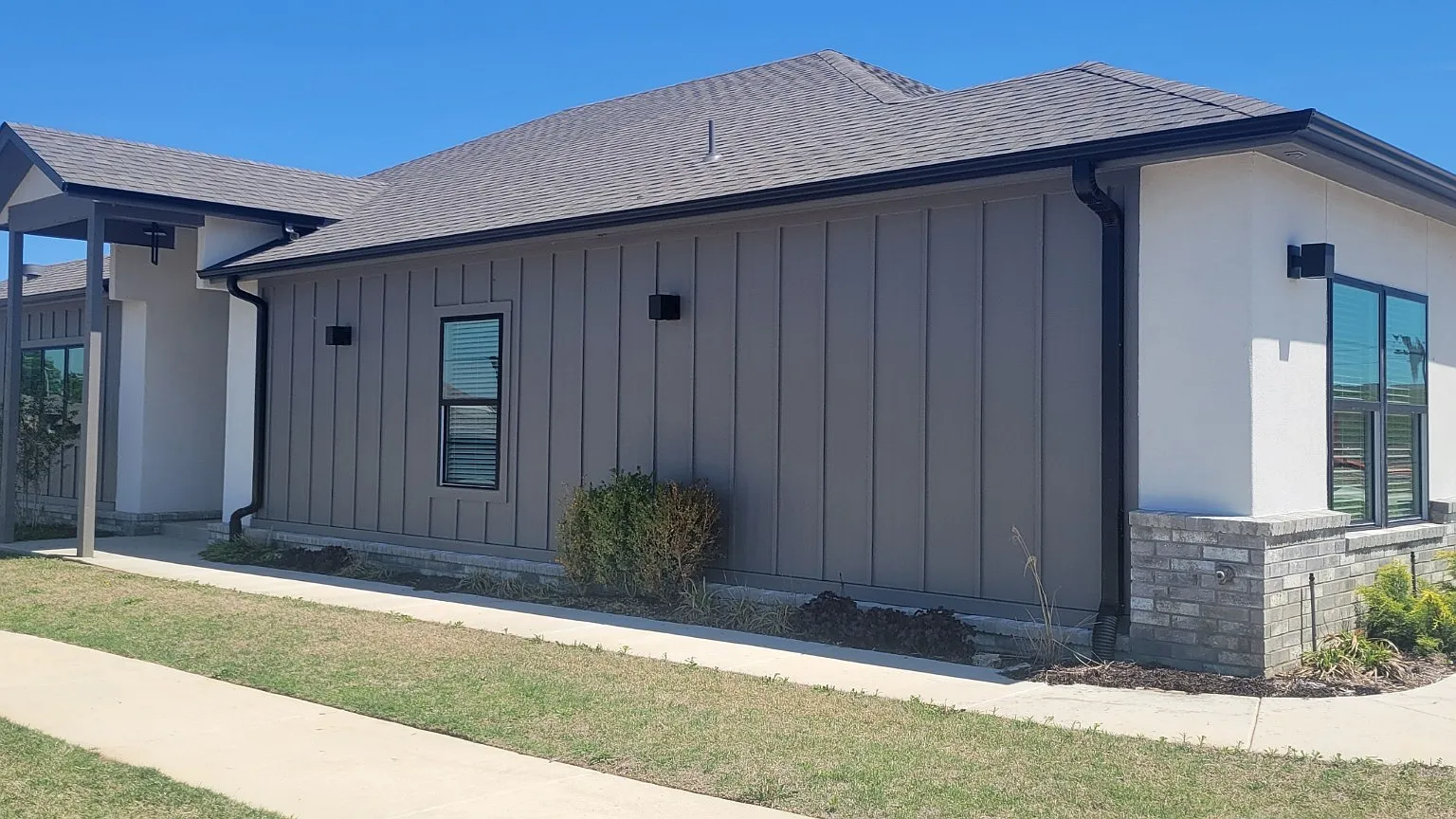 3 bed, 2.0 bath, 2051 sqft, $3,100 — Photo 2