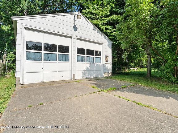3rd image of 952 Leslie St