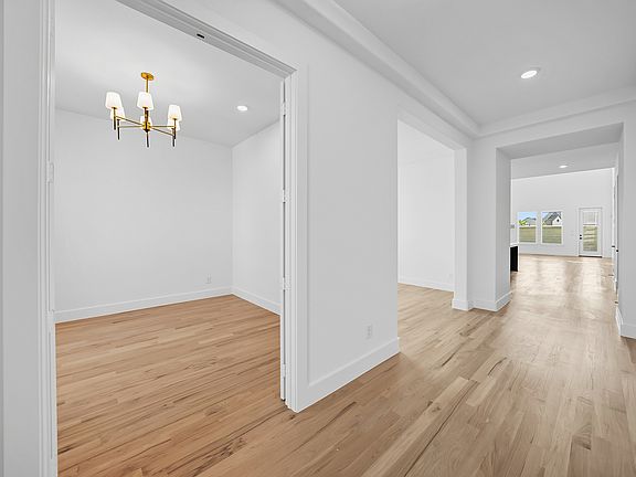 3rd image of 587 Mayfair Ln
