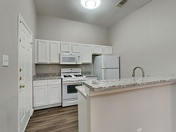 5th image of 800 N Beckley Ave