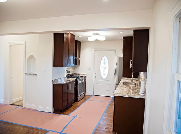 4th image of 229 E Dickens Ave