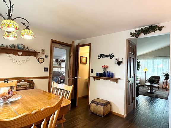 3rd image of 246 W Country Ct