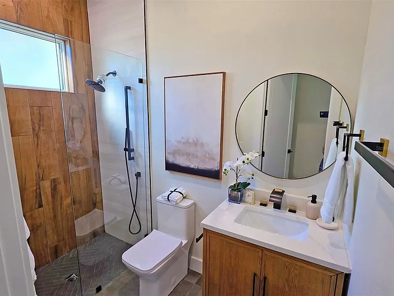 2475 Bay St — Photo 56