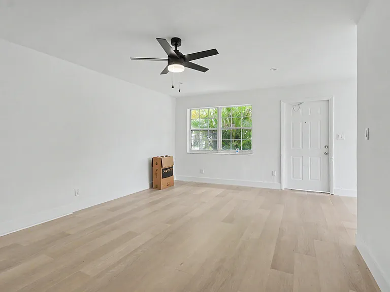 411B NE 57th Ct — Photo 4