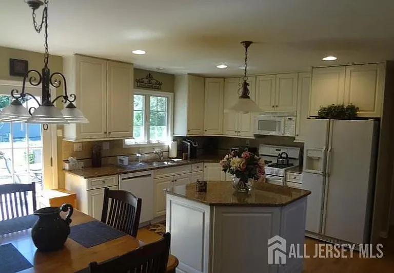 246 Fresh Ponds Rd — Photo 13