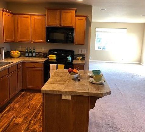 3rd image of 3953 SE Discovery St