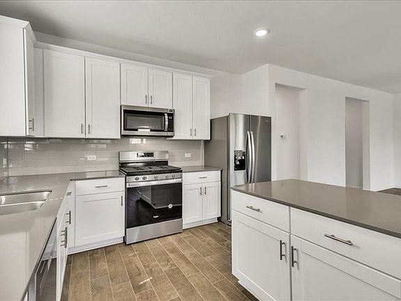 4th image of 140 Banyon Dr
