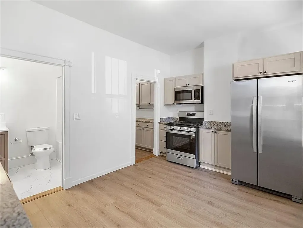 4 bed, 9999 sqft, $5,000 — Photo 1