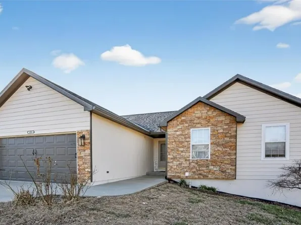 4404 Muncie Ct, Leavenworth, KS 66048