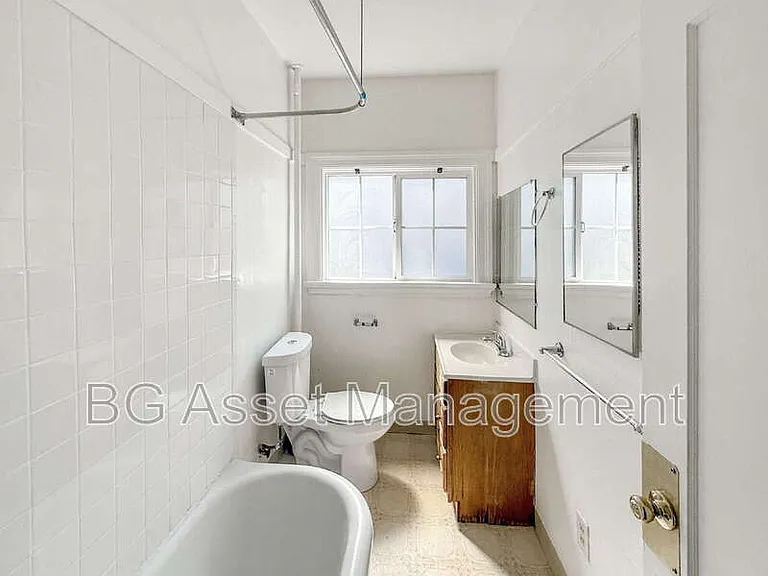 1000 E 33rd St #301 — Photo 9