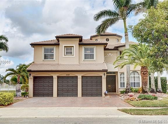 Live the Dream in this 6.5.1 Stunning Lakefront Pool Home!