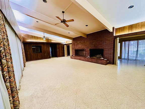 3rd image of 1215 N Washington