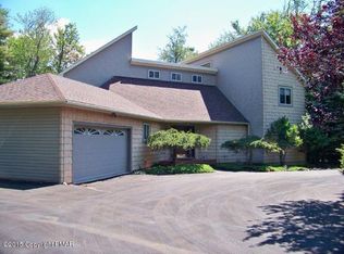 2593 Country Club Dr, Tobyhanna, PA 18466