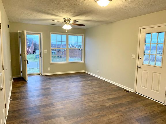 4th image of 708 Cobbler Ln W