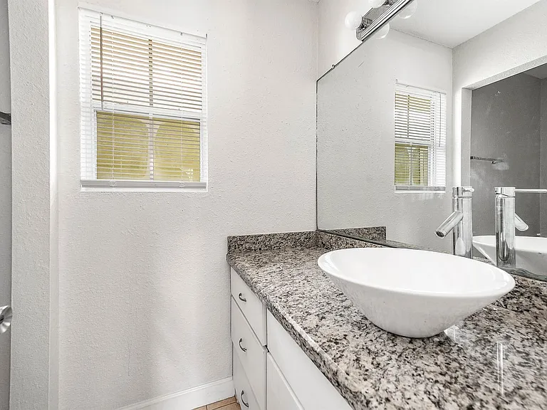 1711 Fourcade St #5 — Photo 8