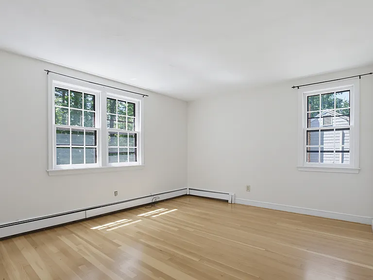 37 Woodbury Rd — Photo 8